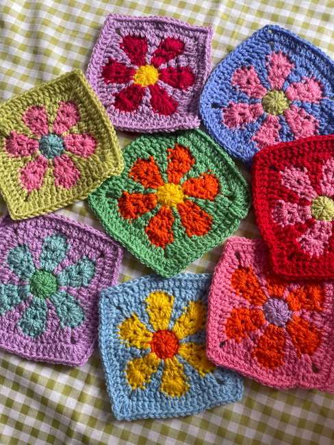 Retro flower granny square: Crochet pattern