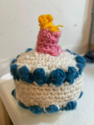 crochet birthday cake pattern (beginner friendly!)