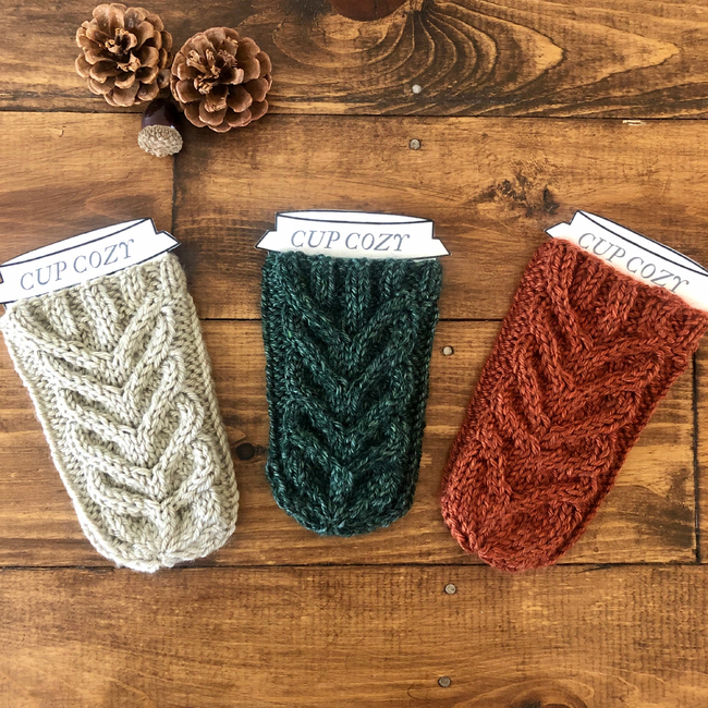 A free mug cozy knitting pattern with a simple cable stitch detail