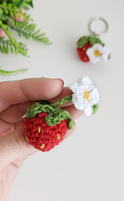 Crochet strawberry pattern, easy crochet keychain pattern