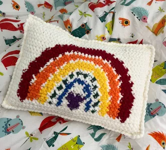 Rainbow Pillow - Intarsia crochet - Graphic pattern