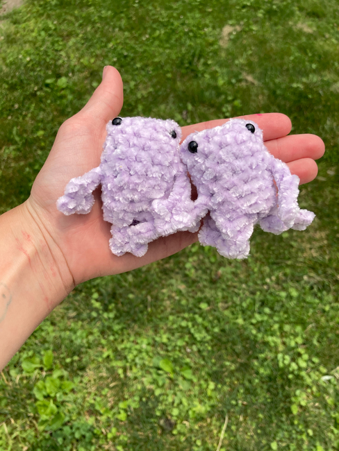 FREE mini leggy frog: Crochet pattern