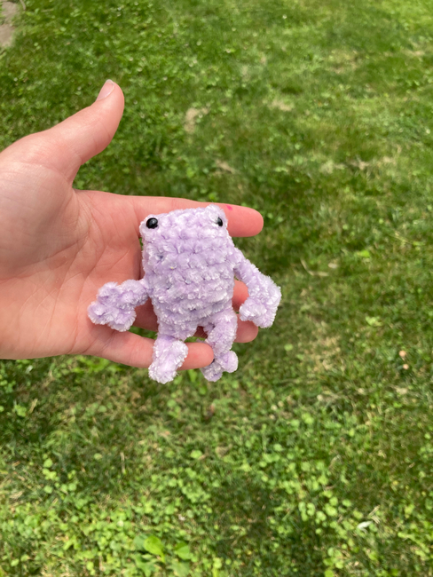 FREE mini leggy frog: Crochet pattern