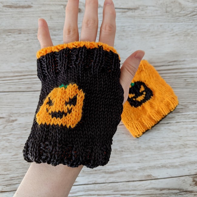 FREE Reversible pumpkin fingerless: Knitting pattern | Ribblr