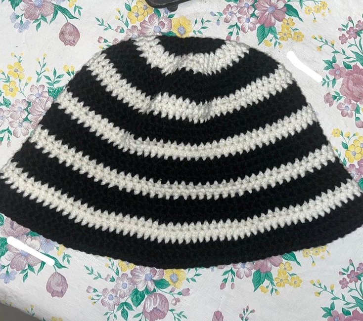 【SEVENTEEN DK着用】ICEBISCUIT Striped Crochet Bucket Hat Stripe Crochet Bucket Hat | boohoo DK