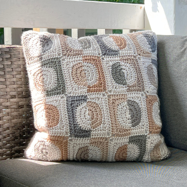 Half Moon Pillow: Crochet pattern