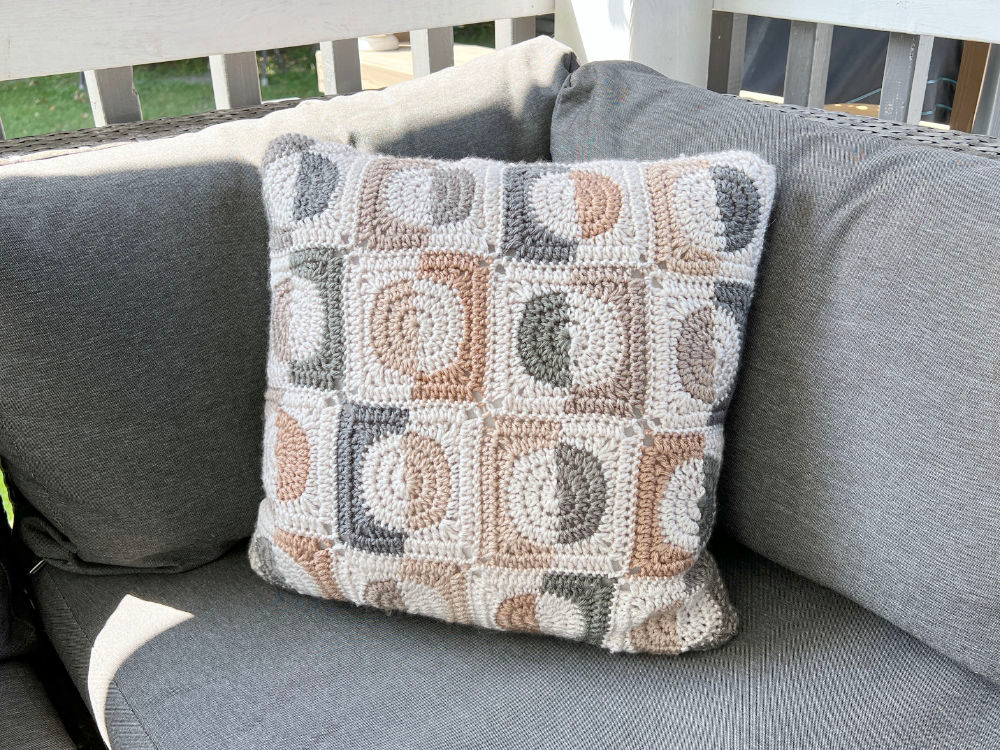 Half Moon Pillow: Crochet pattern