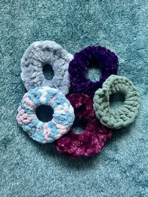 Velvet Plush Scrunchie Crochet Pattern (No Sew)