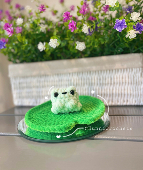 Froggie on a lily pad: Crochet pattern