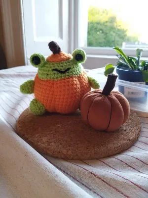 Peggy the Pumpkin Frog Amigurumi