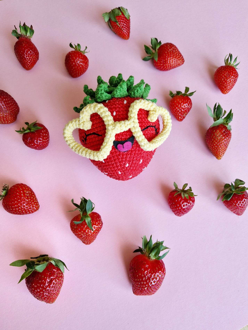 Strawberry Can CoozieCozy: Crochet pattern | Ribblr