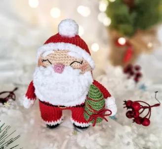 Crochet Santa Claus with Christmas tree amigurumi pattern