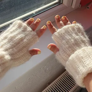 ribbed fingerless gloves