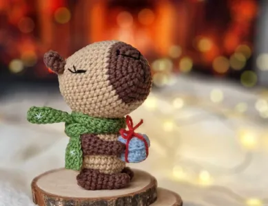 Cute crochet capybara with a gift amigurumi pattern