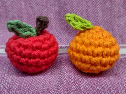 Crochet Apple - Free Mini Amigurumi Pattern - Stella's Yarn Universe