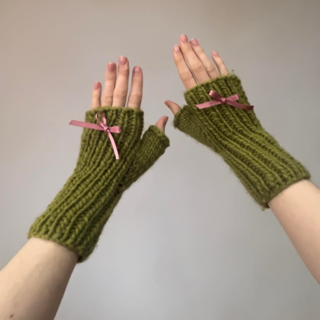 Coquette fingerless gloves: Knitting pattern