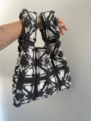 Crochet labyrinth granny square bag pattern