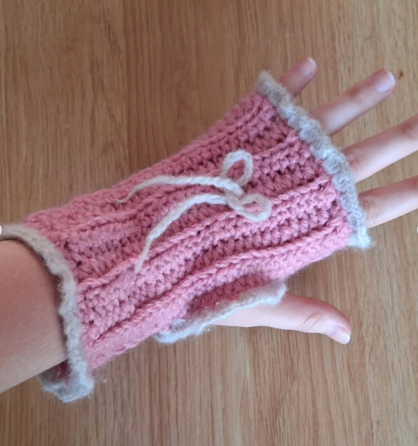 Coquette fingerless gloves: Knitting pattern