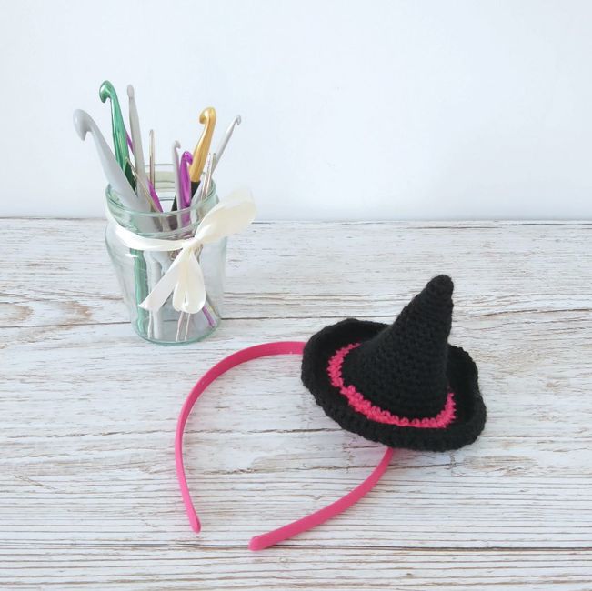 crochet headband with tiny witch hat pattern