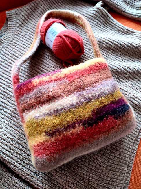 How to Make a Wet Felted Spiral Bag - FeltMagnet