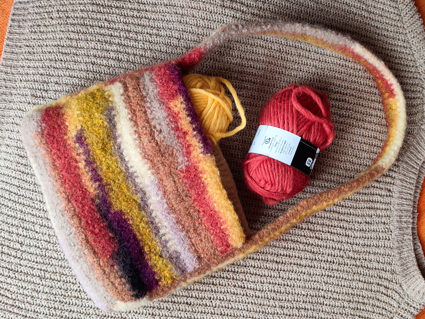 Ravelry: Collared Felted Purse pattern by Cindy Pilon