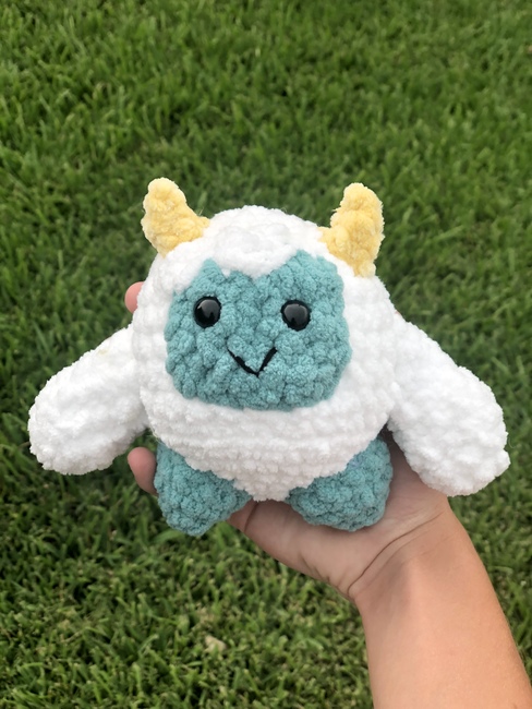 Mini Yeti amigurumi pattern 