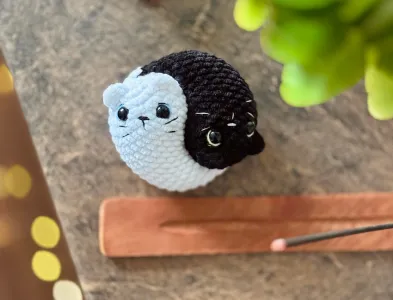 Crochet low sew Yin and Yang cats amigurumi pattern