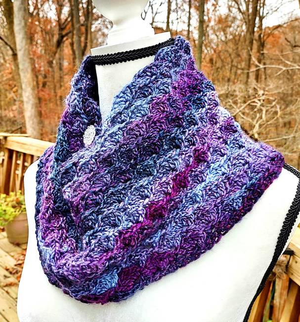 Scalloped Cowl with Button: Crochet pattern