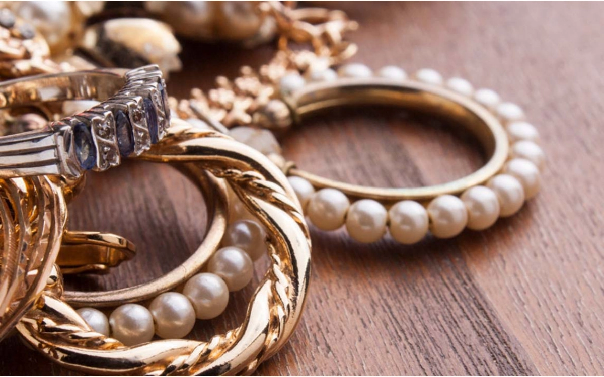 How to find wholesale jewelry items to sell on ?