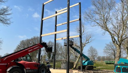 Bouw toren Adventurepark Ommen