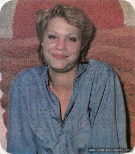 First of two photos accompanying NUEVAS ESTRELLAS: ROBIN JOHNSON by Mauricio Peña, from p. 1 of Suplemento de Espectaculos El Heraldo de Mexico, No 820, August 9, 1981.