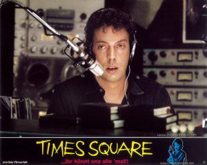 Tim Curry as Johnny LaGuardia Text: TIMES SQUARE schröder-filmverleih TIMES SQUARE ...ihr könnt uns alle 'mal!! FSK FREIGEGEBEN