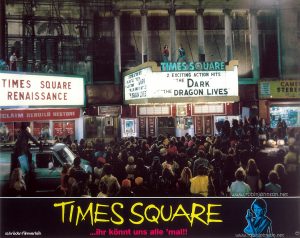 Robin Johnson and Trini Alvarado as Nicky and Pammy atop the Times Square Theatre marquee Text at bottom: schröder-filmverleih TIMES SQUARE ...ihr könnt uns alle 'mal!! FSK FREIGEGEBEN