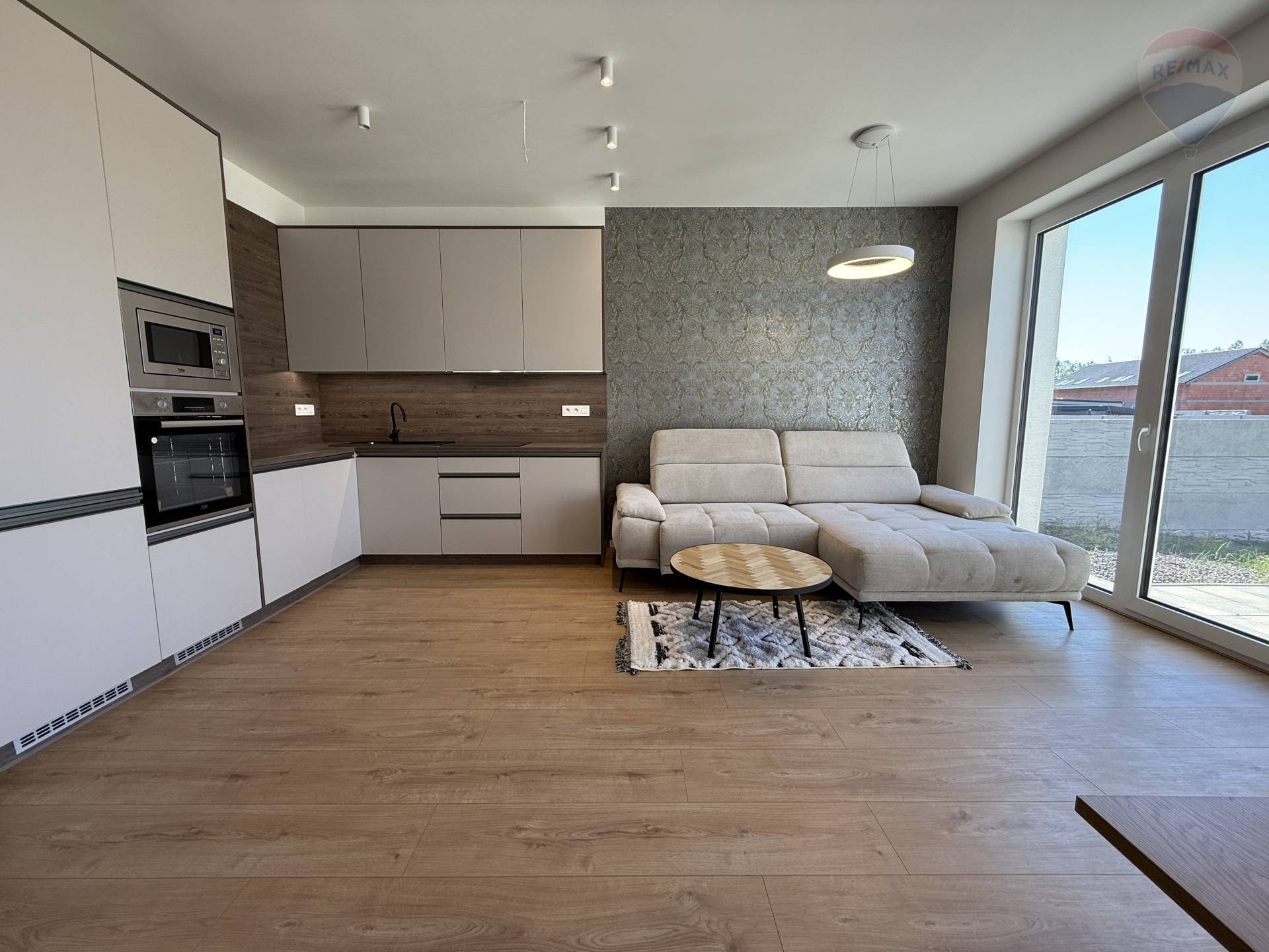 NA PREDAJ 4 IZBOVÝ BYT V RODINNOM DOME S TROMI PARKOVACÍMI MIESTAMI, LEHNICE, NOVOSTAVBA