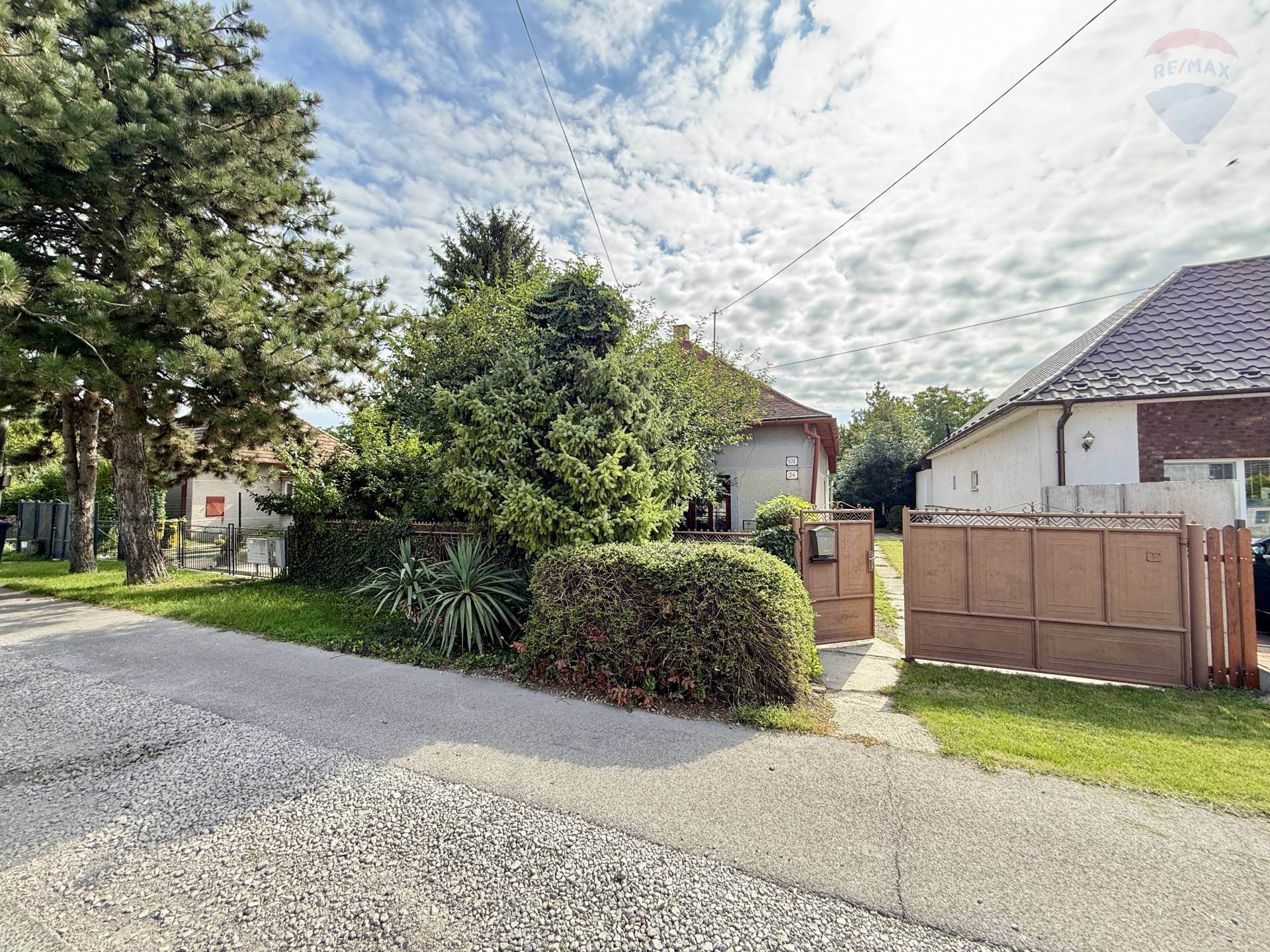 Na predaj 3 izbový rodinný dom s garážou a priestranným pozemkom o výmere  2 059 m2 v Gabčíkove