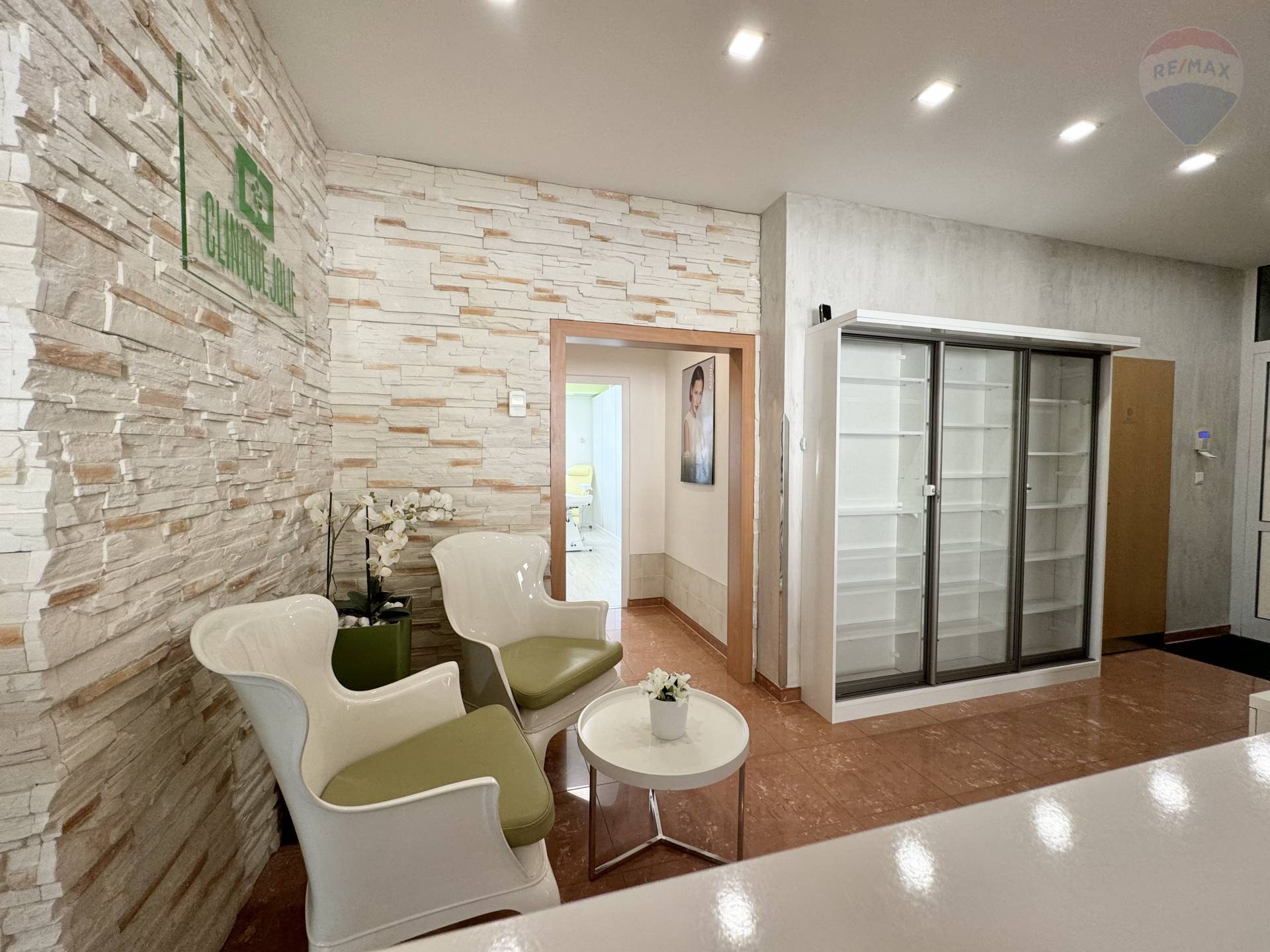 Znížená cena! Predaj nebytového priestoru v centre Dunajskej Stredy, 169 m2, po rekonštrukcií