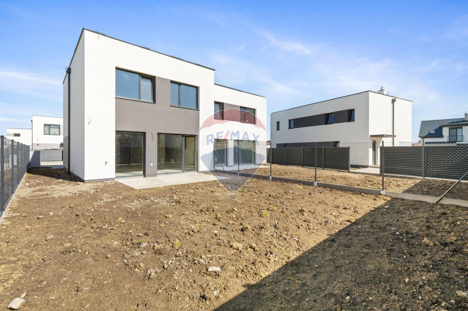 PREDAJ : 4 RD 108 m2,nízkoenergetický, skolaudovaný, pozemok 265 m2, Rovinka - centrum.