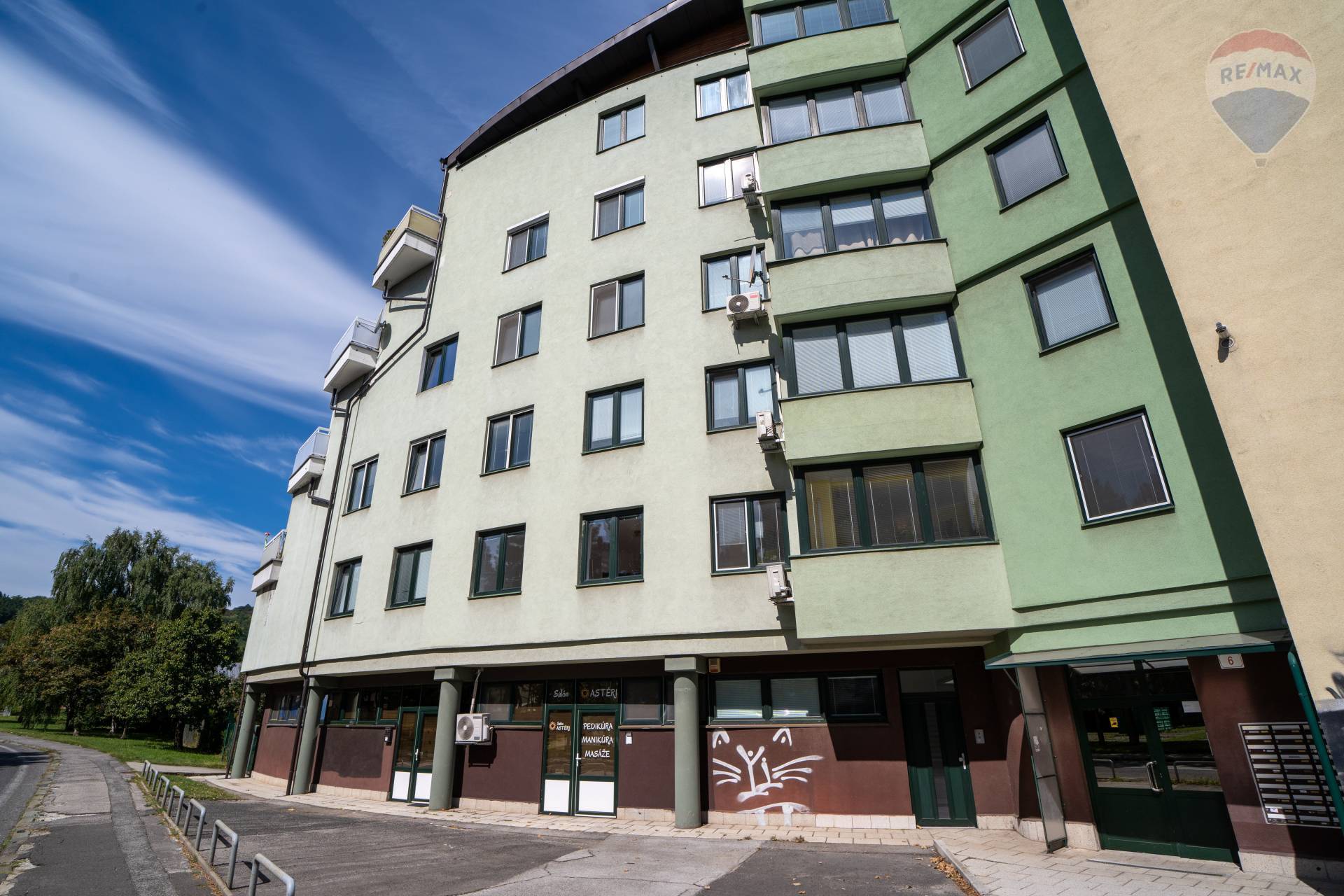 3 izb. byt s terasou, záhradou (287 m2) a vlastným pozemkom na parkovanie ( 196 m2) , Žatevná ulica