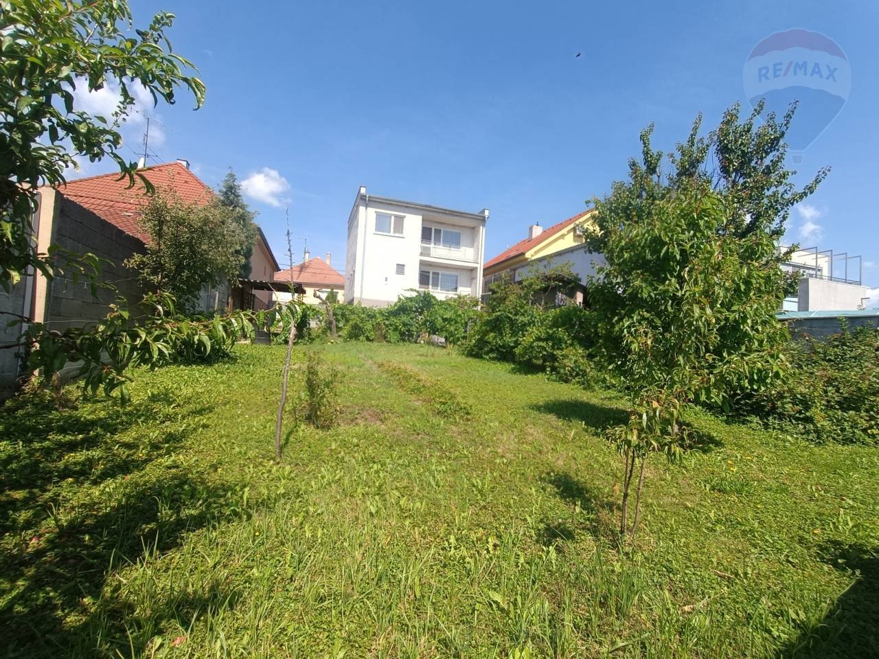 TICHÉ BÝVANIE V SRDCI MALÝCH KARPÁT – 4-IZBOVÝ DOM V DUBOVEJ S GARÁŽOU A ZÁHRADOU