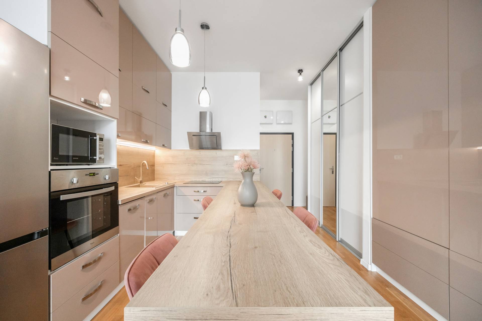 NA PRENÁJOM, kompletne zrekonštruovaný 2 izb.byt na Mýtnej ulici v Bratislave