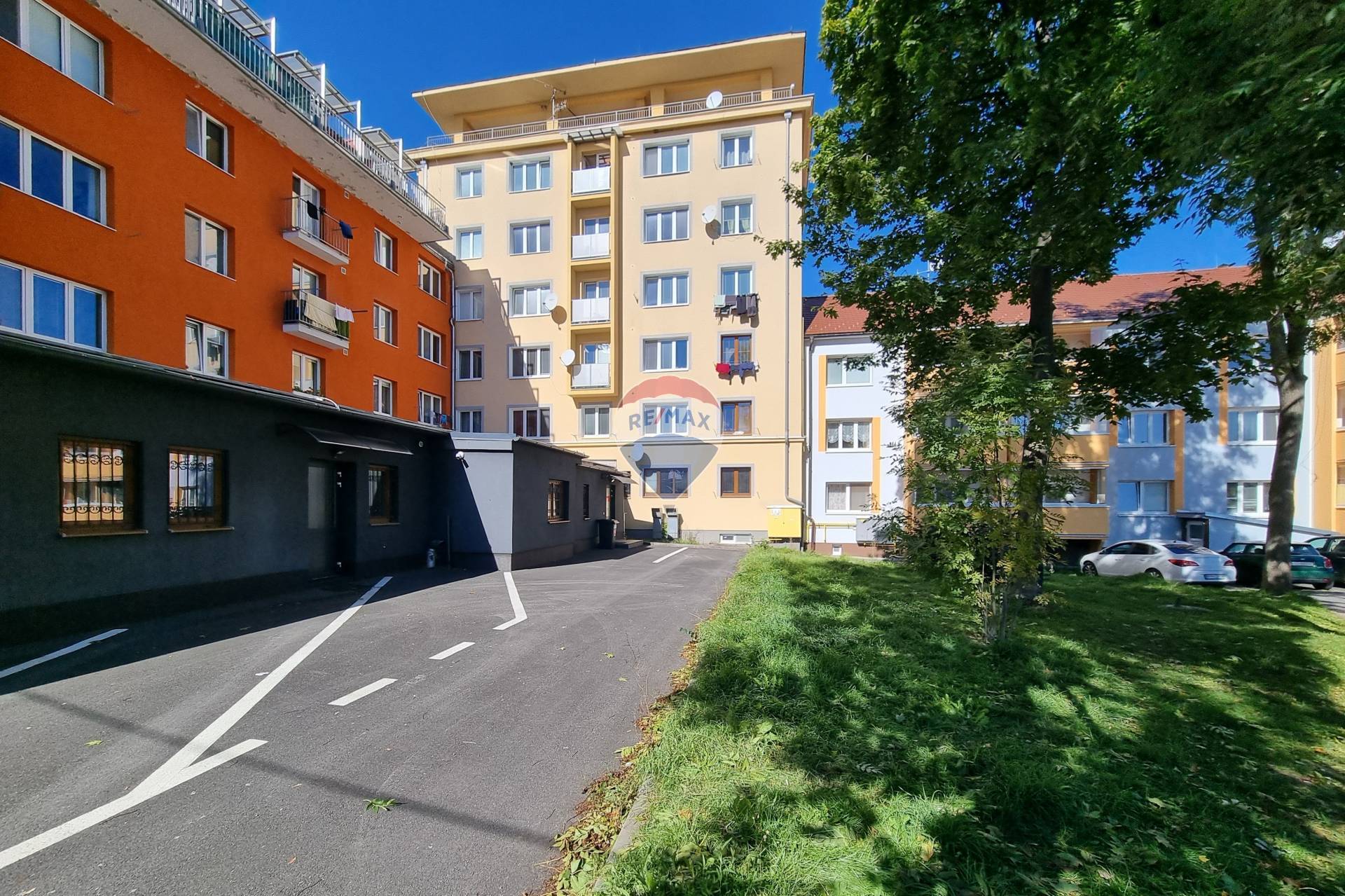 **REZERVOVANÉ** PREDAJ, Slnečný 2-izbový tehlový byt v centre Popradu – ideálna poloha, južná orientácia,