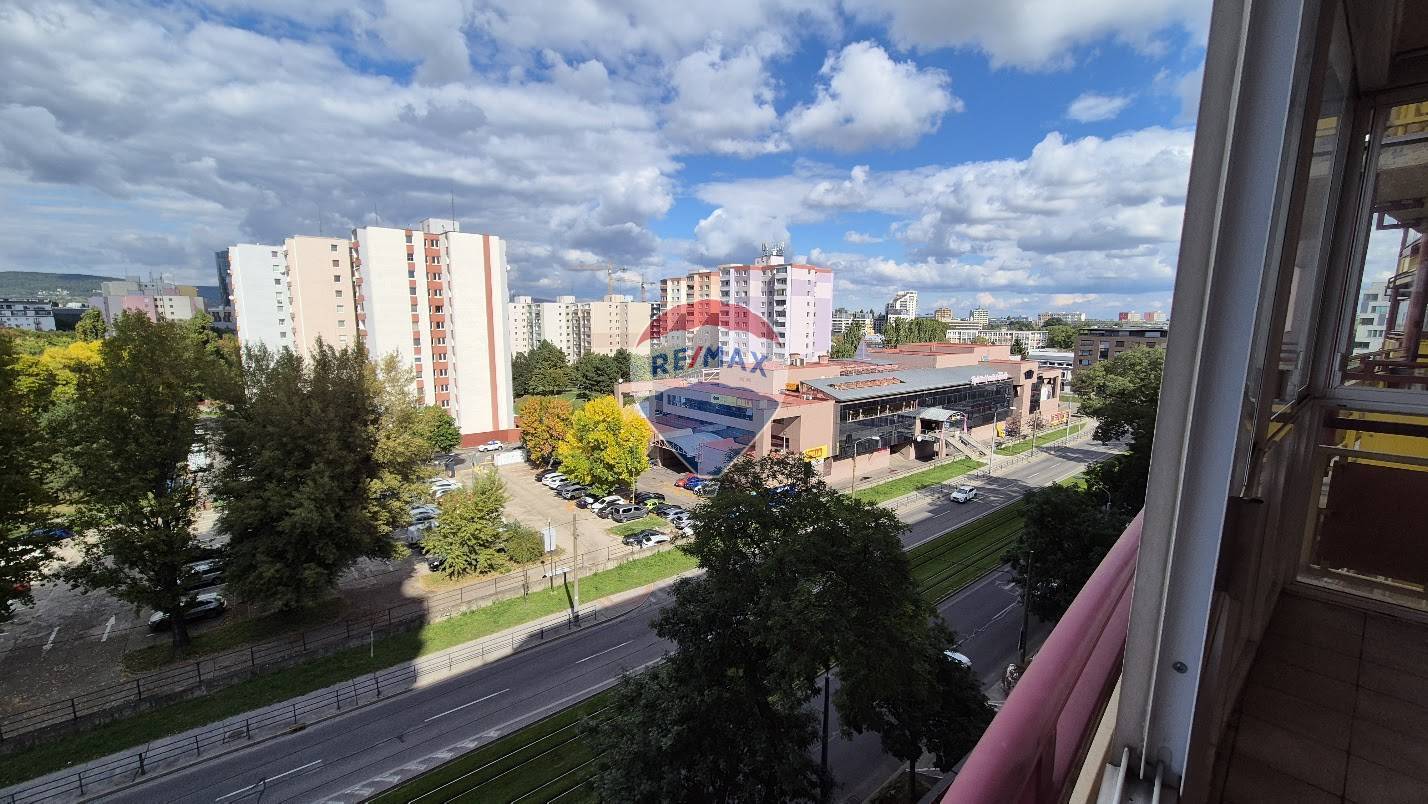 3-izbový byt s terasou, loggiou a 2 garážami, Záhradnícka
