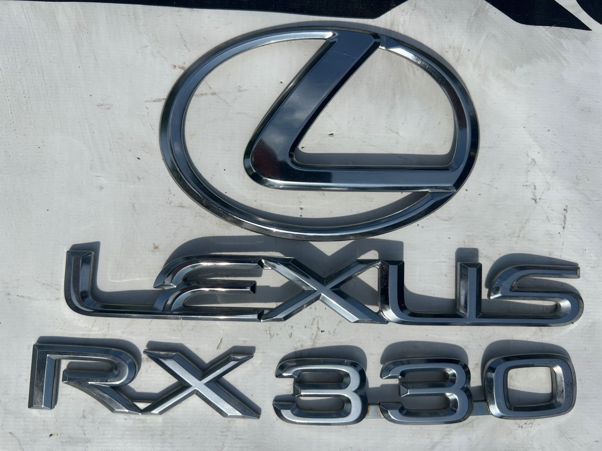 Эмблема Lexus RX330