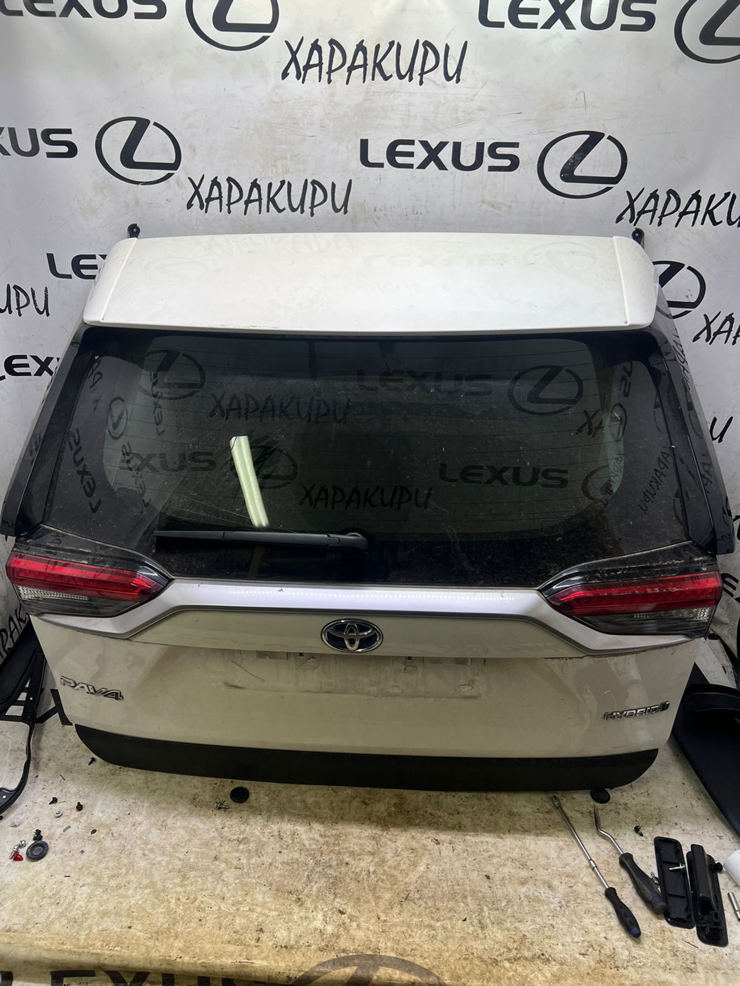 Крышка багажника в сборе Toyota RAV4 A50