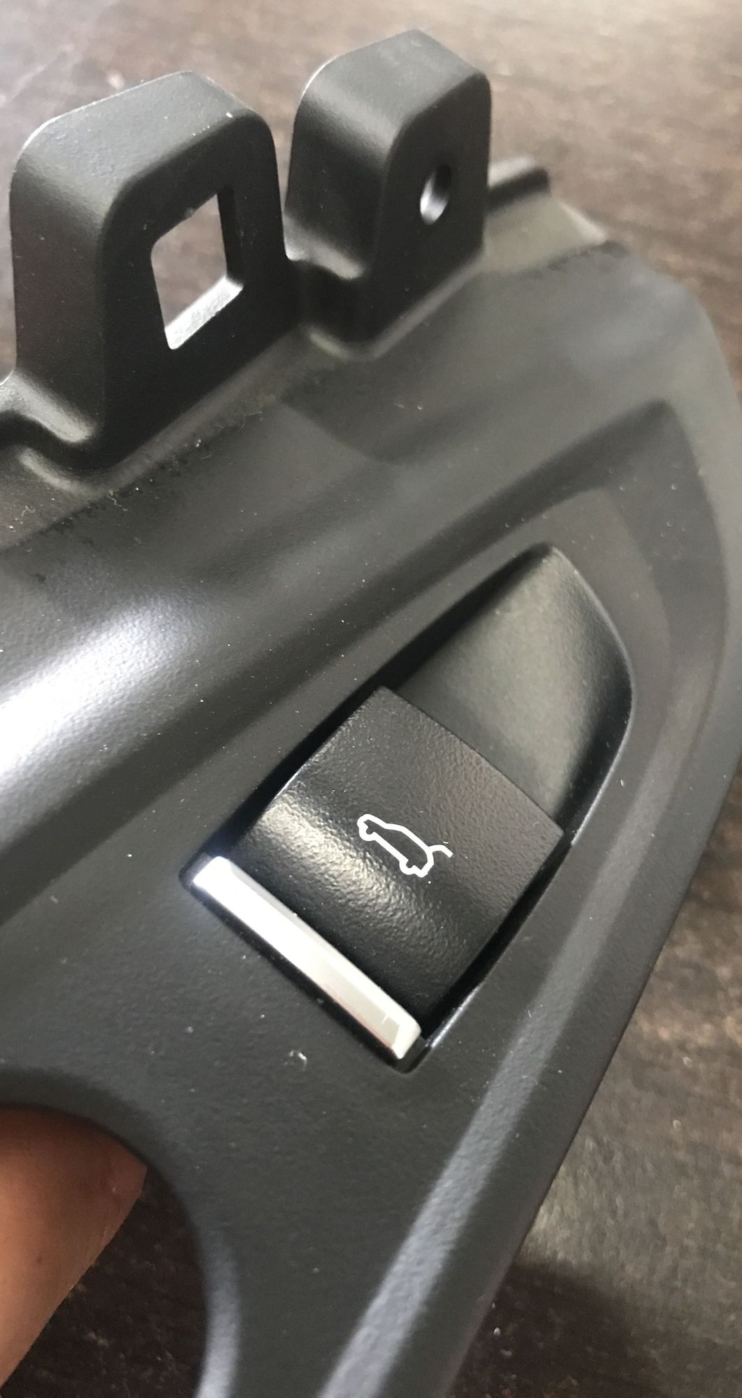 Кнопка открывания багажника BMW X6 II (F16) 2018