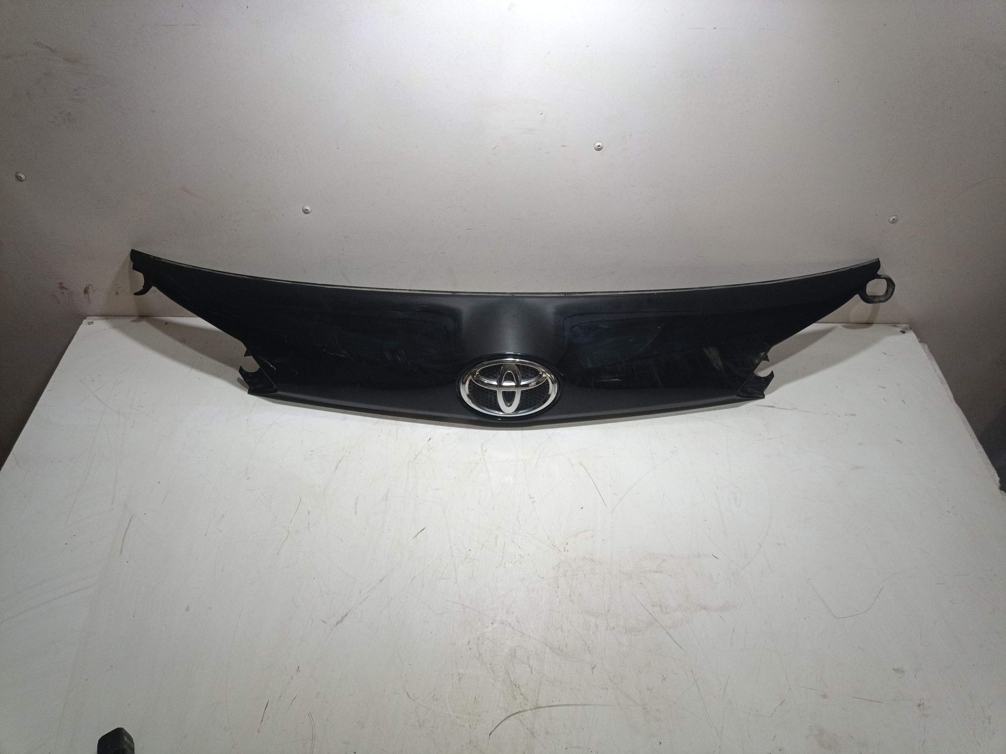 Накладка крышки багажника Toyota RAV4 40