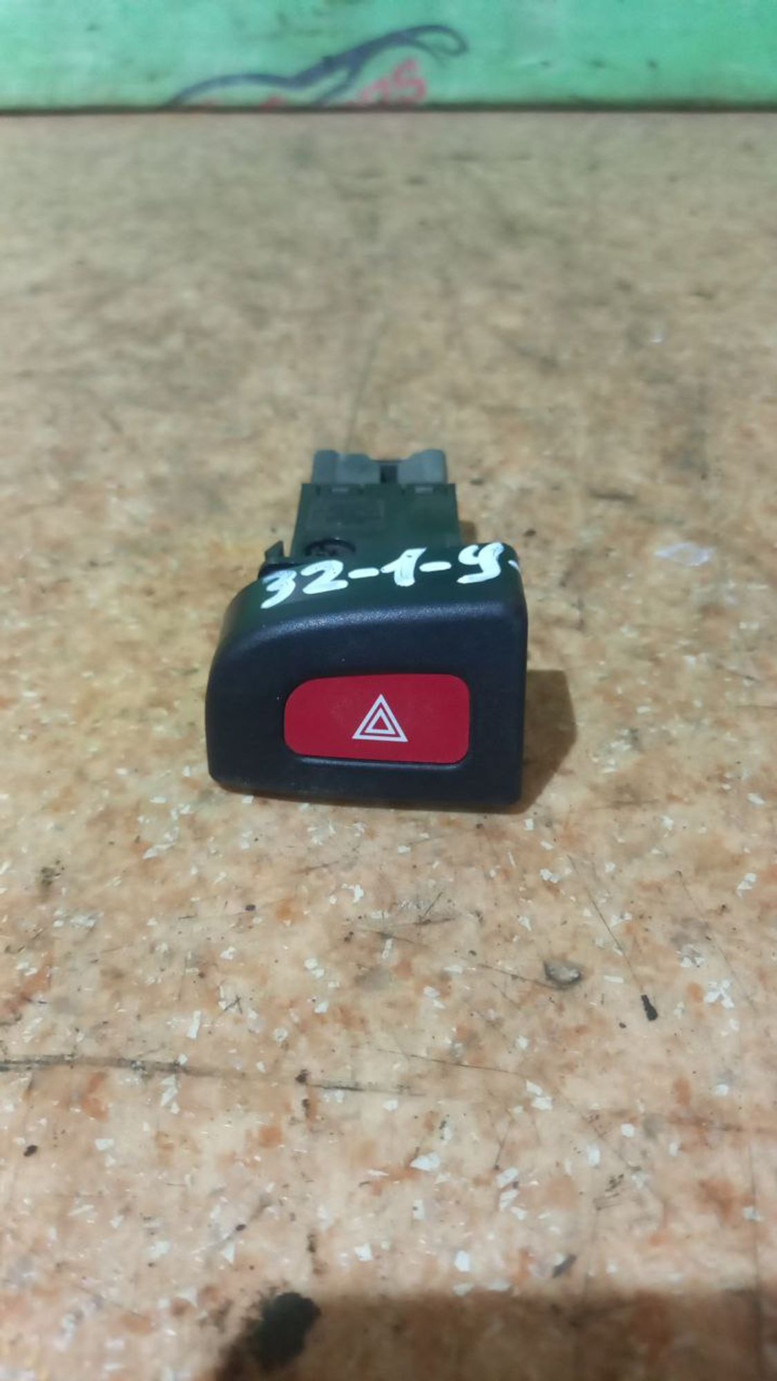 Кнопка аварийной остановки Nissan Cube I Z10 2001