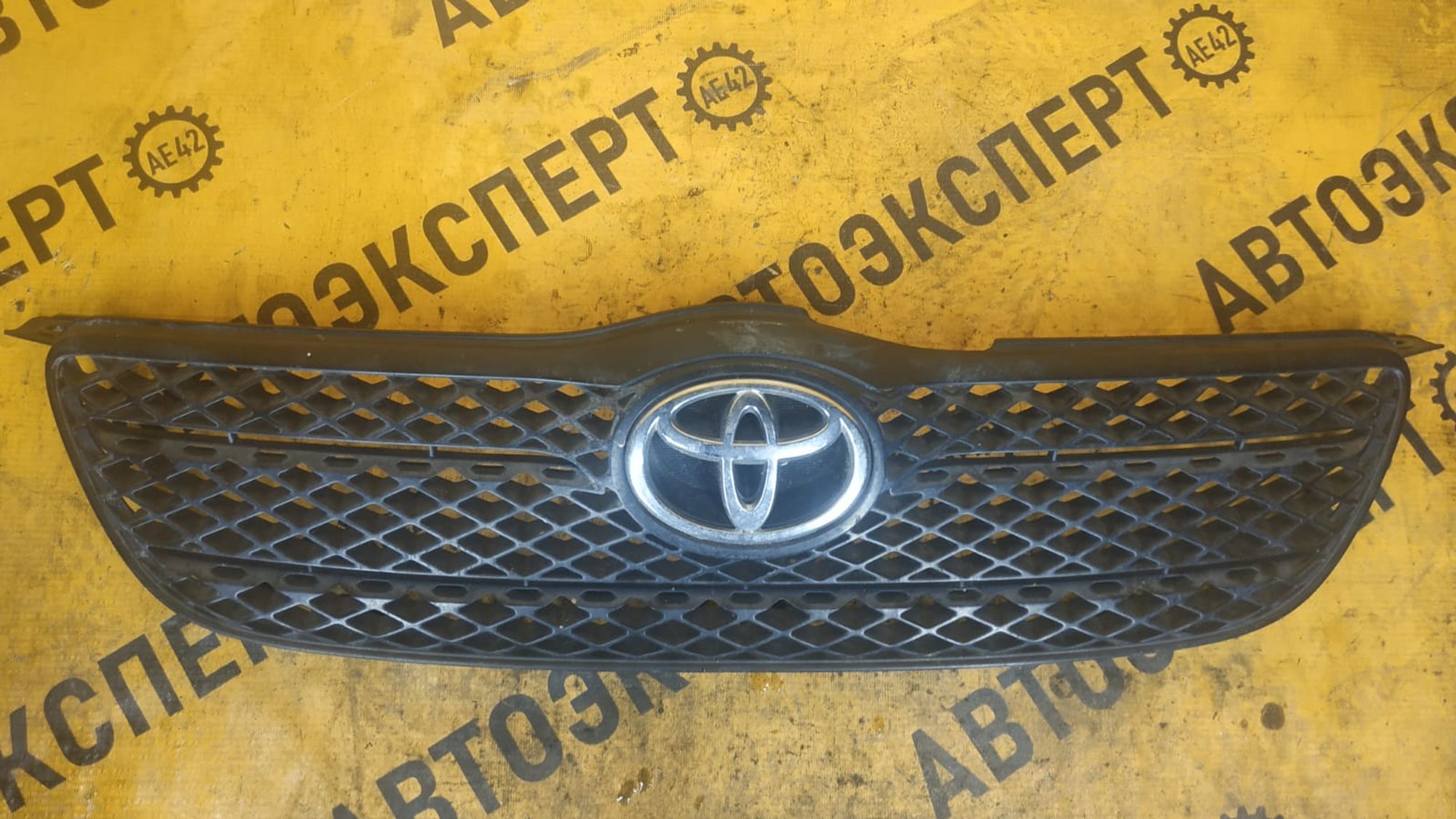 Решетка радиатора Toyota Corolla NZE121