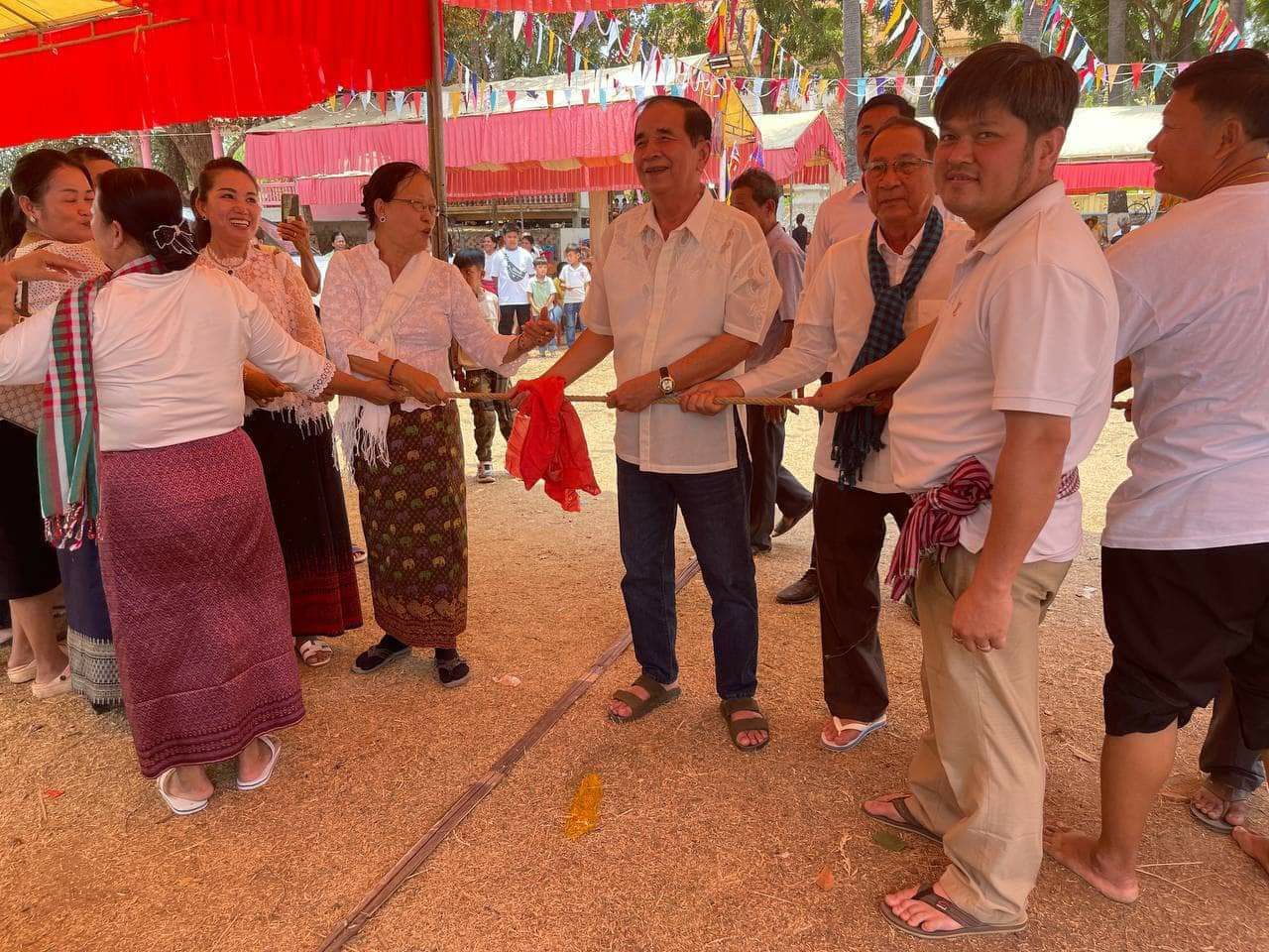 ឯកឧត្តម ឆាន់ សាផានអញ្ចើញចូលរួមលេងល្បែងប្រជាប្រិយនៅវត្តភូមិថ្មីក្នុងស្រុកឆ្លូង