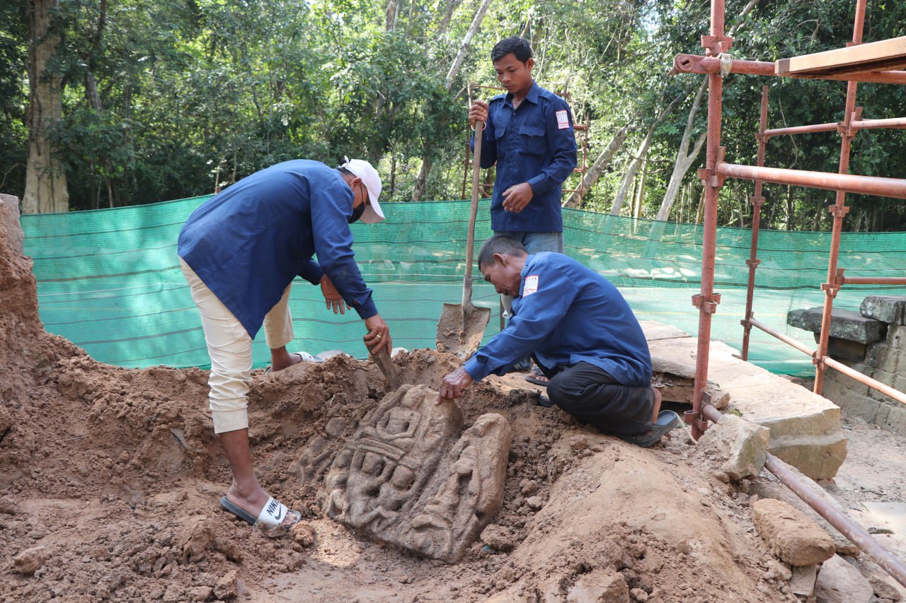 អាជ្ញាធរជាតិអប្សរា ប្រទះឃើញចម្លាក់បដិមាថ្មភក់ចំនួន៦ នៅខ្លោងទ្វារខាងត្បូងរបស់ប្រាសាទតាព្រហ្ម